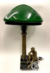 Настольная лампа с зеленым абажуром, на бронзовом основании и скульптурой в виде Нимфы